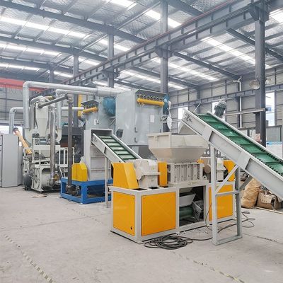 Smartphone boards Recycling machine verandert afval in waardevol koper en hars poeder