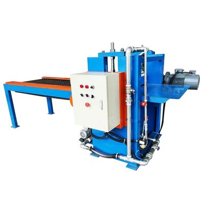 Automatische machine voor het verwijderen van afval van aluminiumplaten en van kunststofplaten voor eindproduct