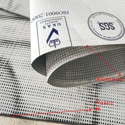 Automatische machine voor het verwijderen van afval van aluminiumplaten en van kunststofplaten voor eindproduct