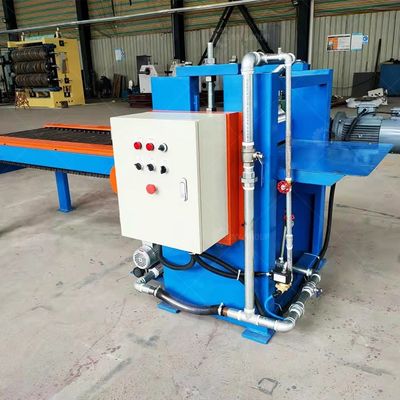Automatische machine voor het verwijderen van afval van aluminiumplaten en van kunststofplaten voor eindproduct