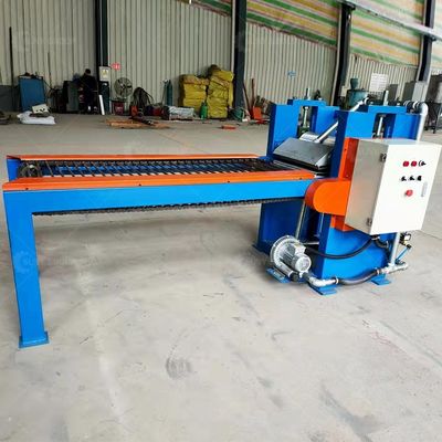 Automatische machine voor het verwijderen van afval van aluminiumplaten en van kunststofplaten voor eindproduct